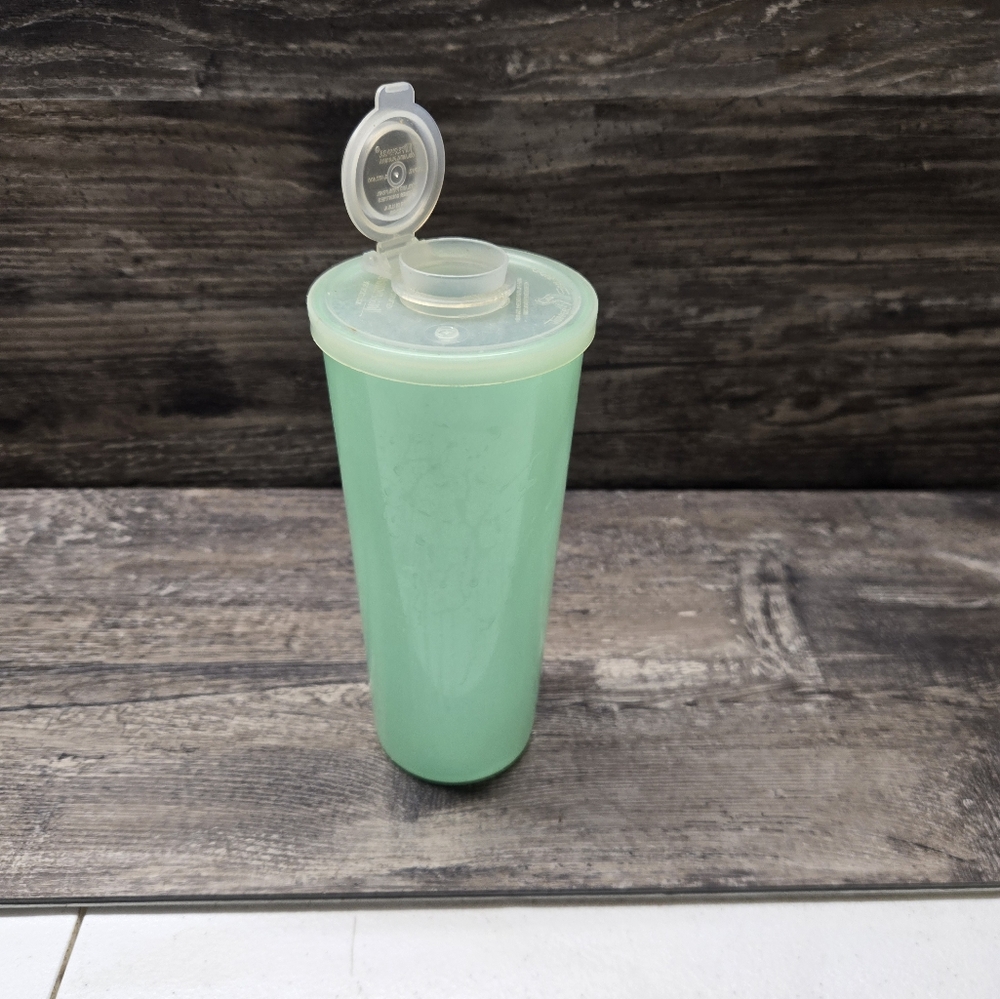 Vtg Tupperware‎ Green Tumbler 107-12 With Lid Plastic Food Storage Container